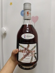 軒尼詩 V.S.O.P NBA 聯名限量版
· 英文名稱:Hennessy V.S.O.P NBA Limited Edition
· :干邑白蘭地(Cognac