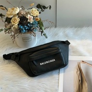 Balenciaga Everyday小牛皮腰包