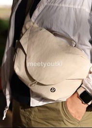 lululemon Curved Crossbody Bag 純色百搭男女情侶款