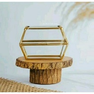 Ring box measuring 5cm x 5cm