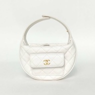 CHANEL 23B呼啦圈月牙包18荔枝牛皮鐳射標金扣前置口袋白色肩背包