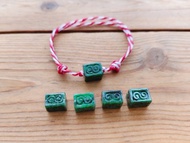 【親翠】天然翡翠 辣綠仿古紋花青桶珠紅白色泰國蠶絲蠟線手環