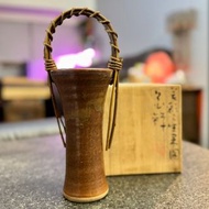 *00346GV 日本名窯 黒薩摩焼 吟松窯 竹編提梁 花瓶 花器** （透氣度高養花特別好）