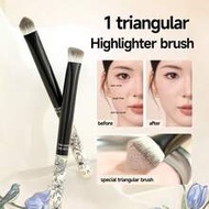 แปรงไฮไลท์, แปรงหัวสามเหลี่ยมซีรีส์ Artist Garden, คอนทัวร์, ใบหน้า, ไฮไลท์, ร่องน้ำตา, ร่องแก้ม, แป