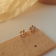 ต่างหูเกสรดอกไม้มินิ Zirconia เคลือบทองคำขาว 18K เงินแท้ 925 ต่างหูดอกไม้ปลอดภัยต่อผิวหนัง ดีไซน์ที่