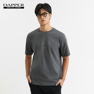 DAPPER เสื้อยืด Script Logo Print สีเทาเข้ม