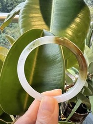 翡翠手鐲：天然緬甸翡翠黃翡半山水圓手鐲；52.6圈口