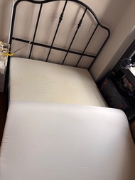 Ikea. 黑色鐵床架及床褥及床墊