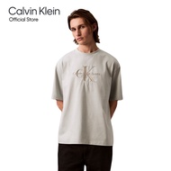 CALVIN KLEIN เสื้อยืดคอกลมแขนสั้นผู้ชาย Monogram Logo ทรง Relaxed รุ่น 4RB295G RM8 - สีเทาอ่อน
