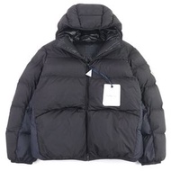 全新未使用MONCLER 2011 ALNAIR GIUBBOTTO顏色連帽羽絨服，黑色和藏藍色（產品編號 I20911A00074 5396L），附品牌標誌貼片。含衣架。正品。男款。原價：¥260,