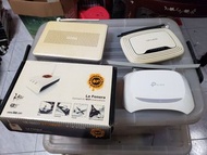 搬屋搵出，20蚊個，自己reset 返，只包著，多款無線路由器，包括TP-Link、ASUS和La Fonera。TP-Link路由器有不同型號，ASUS路由器為米色，La Fonera路由器，盡量跟