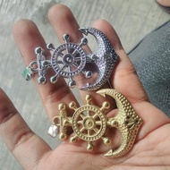 liontin kemudi kapal dan jangkar crom dan warna emas