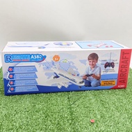 MAINAN PESAWAT REMOTE CONTROL MUSIK DAN LAMPU BATERAI CAS