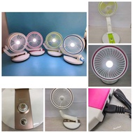 FOLDING FAN LR-2018 พัดลมชาร์จไฟได้ในตัว  พับได้ ปรับหมุนได้ขนาด360 องศา  5 นิ้ว มีไฟ LED ส่องสว่างในตัวปรับแรงลมได้ตามต้องการ เปิดได้นานกว่า 8-10ชม