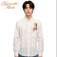 NWT 現貨 香港服裝品牌 Emanate Meili。該品牌專門從事高品質且具備獨家設計的男裝圖案襯衫。產品特色這款襯衫最顯著的特點是口袋處精緻的貓咪刺繡，呈現出貓咪從口袋中探頭張望的生動形。Siz