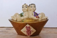 和合二仙坐在金元寶