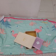 Women's scarf with flamingo motif start from the bottom
