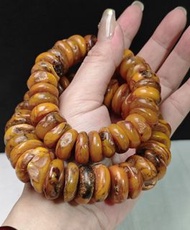 老古董緬甸🇲🇲老花蜜蠟車輪手鍊
天然風化，滄桑感！很老！帶松香味，💥追求完美者慎拍🙏
16+/18mm               20+mm
41.2g手圍19cm    60g手圍21cm
HK＄