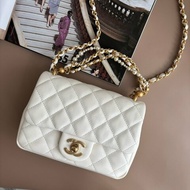 新款2025秋冬前導系列 ::CHANEL:: AS4385 白色皮革 珍珠鍊飾 迷你口蓋包 鍊包 斜背包 Mini Coco 17方胖