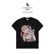 ADLV [acme de la vie] เสื้อยืด Oversize รุ่น Dog Hug Girl Baby Face Short Sleeve T-Shirt (Overseas E