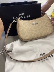 COACH 經典 Monogram 手挽袋