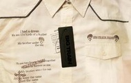 【帥哥王】全新【BIG TRAIN】墨達人 超帥氣 文字印袖骷髏 白色長袖襯衫L號原價1880,出清5.5折只要1050