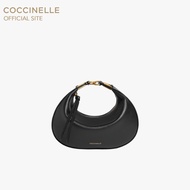 COCCINELLE กระเป๋าโฮโบมินิผู้หญิง รุ่น FUJIKO MINI HOBO POCHETTE 530101 สี NOIR