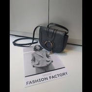 see by Chloe 黑皮圓環下蓋小斜背包