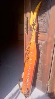 Alat Musik Petik Tradisional Sape'