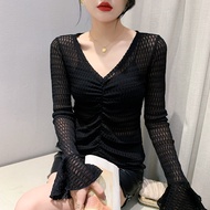 YIMEI เสื้อตาข่ายแขนยาวคอวีผู้หญิงเสื้อพลีทเซ็กซี่ใหม่2023ฤดูใบไม้ร่วงเสื้อซับในสีดำสวยและบาง