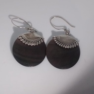 Anting batu hitam bulat