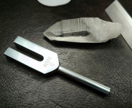 買就送，只有一套：購買通靈水晶 雷姆里種籽水晶 一支，  送嘅就係 4096C 音叉 。