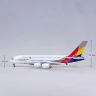 โมเดลเครื่องบินแอร์บัส A380 ซูเปอร์จัมโบ้ของสายการบิน Asiana Airlines ของเกาหลีใต้ พร้อมไฟ LED ในห้อ