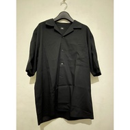 Kemej kerah terbuka Uniqlo