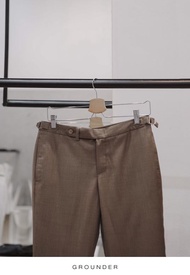 [GROUNDER] PECAN - RIDLEY DOUBLE BELT TROUSERS กางเกงขายาว กางเกงสีน้ำตาล ขากระบอกเล็ก ผ้าใส่สบาย เอวปกติ ดีเทลเข็มขัดข้าง