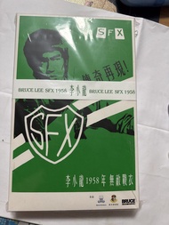「李小龍1958年無敵戰衣」禮盒套裝  1958年，李小龍代表他就讀的聖方濟書院參加校際拳擊比賽，打敗了當時蟬聯了三屆的冠軍，這是李小龍人生中唯一一次的擂台比賽。👑  為了紀念李小龍逝世50週年，李小