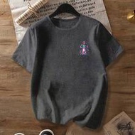 เสื้อยืดสตรีลาย "Poison" สไตล์เรโทรยุค 90 – พิมพ์ลายกราฟิกยาพิษของ Kuzco และเนื้อเพลง "Poison"; เสื้