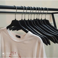 Combo of 10 flat shoulder plastic clothes hangers help save space, hangers 40cm long, black.