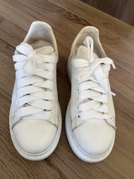 Alexander McQueen 厚底小白鞋