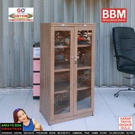 Distrindo - Bufet Lemari Hias Pintu Kaca + 2 Kunci Rak Tebal Bisa untuk Buku Tas Kosmetik Konveksi