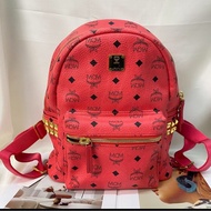 【超低價撿漏✨ 95%新✨新年之選】MCM 西柚紅 Visetos Stark 鉚釘迷你後背包｜雙肩包