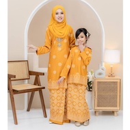 Baju Kurung Moden 「 Warna Mustard 」 Songket Bunga Tabur Printed Set Ibu Dan Anak