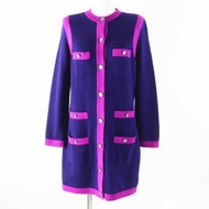 香奈兒 2023AW P75656 100% 羊絨顏色長款針織開襟衫，飾有水鑽和 Coco Mark 紐扣，海軍藍和紫色，尺寸 36，英國製造，狀況極佳。