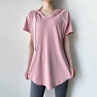 เสื้อกีฬาผู้หญิงความยาวปานกลางสะโพกแขนสั้นหลวมเข้ารูปชุดโยคะเสื้อยืดวิ่งฟิตเนสแห้ง