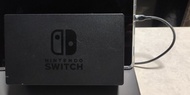 Nintendo Switch 底座，主機連接到電視並進行充電