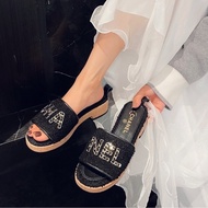 【腳感舒適✨百搭好穿🩴】Chanel 香奈兒 2021年 編織毛呢鏈條字母 黑色厚底 木屐拖鞋 37碼