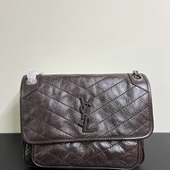 【全新✨全網最便宜】SAINT LAURENT Niki褐色小牛皮銀鏈 logo復古褶皺 鏈條包