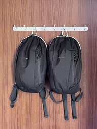 迪卡儂（Decathlon) Quechua 經典熱銷款 10L 輕便健行背包 / 遠足背包. 在網路上被譽為「百搭神包」，極高性價比, 輕巧實用, 非常適合日常通勤、短途郊遊、運動或當作隨身小包使用
