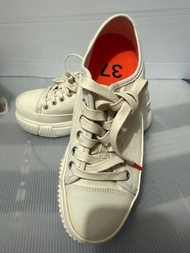 Both 白色休閒鞋