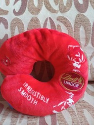 Lindt. LINDOR 頸枕